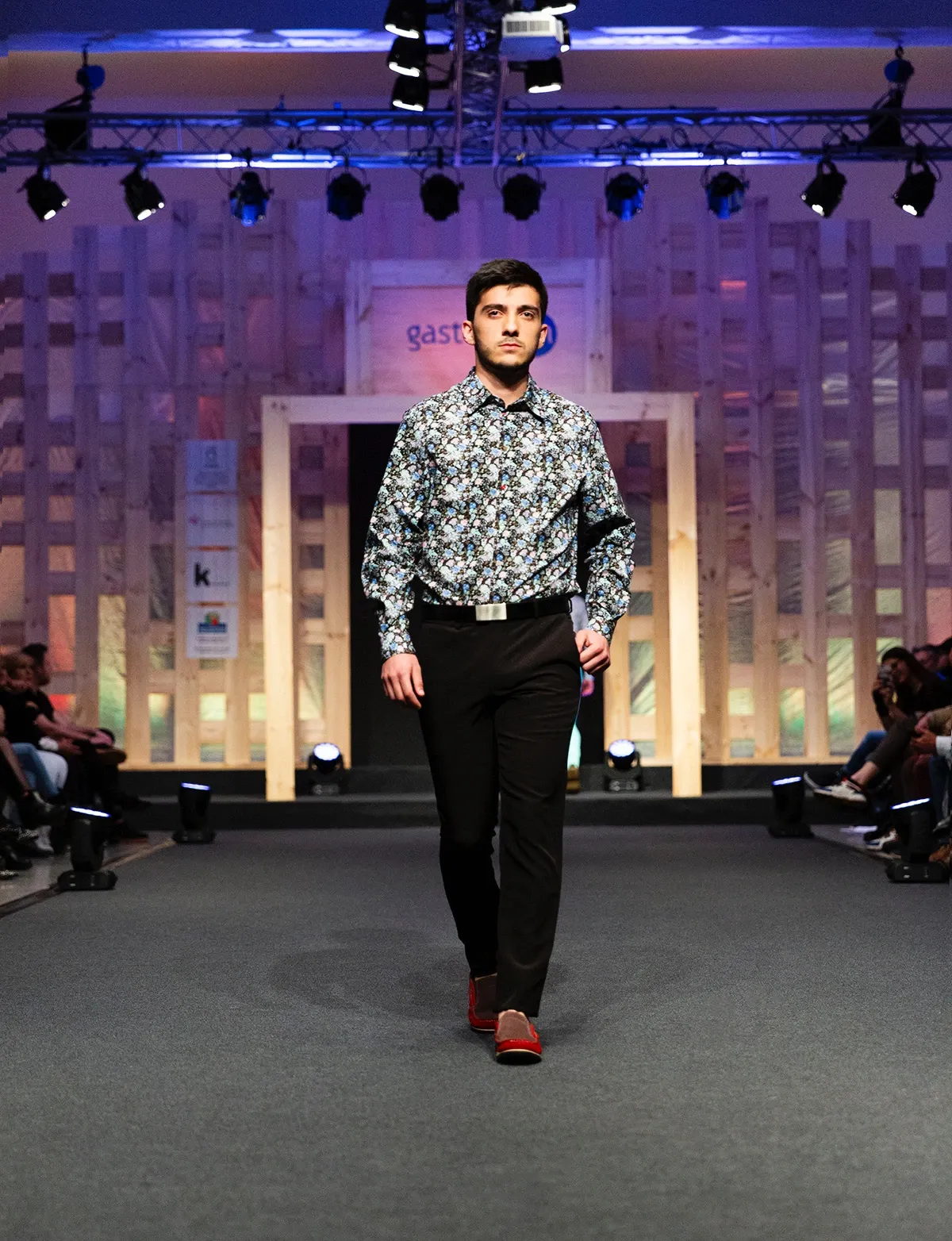 Look 02 Chess - Camisa floral oscura y zapatos rojos