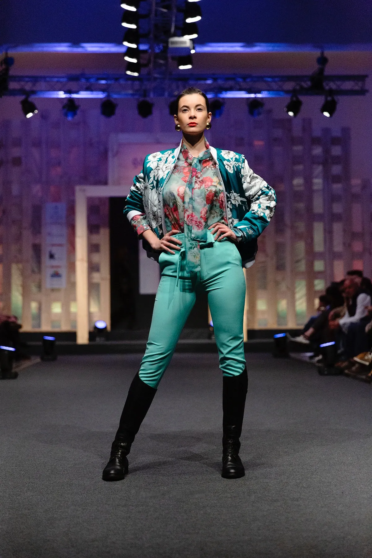 Look 04 Chess - Bomber teal floral y botas altas negras