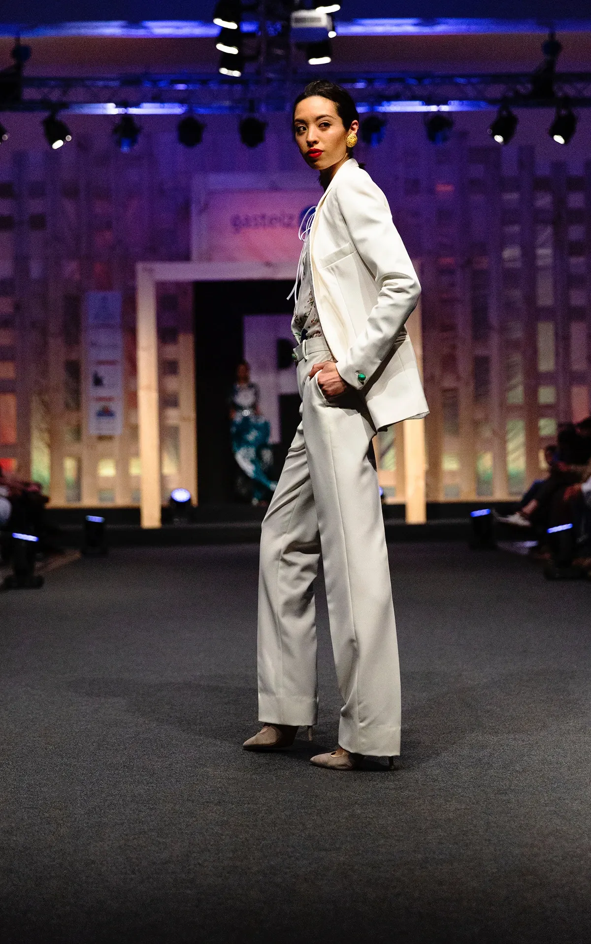 Look 06 Chess - Traje blanco roto con botones jade