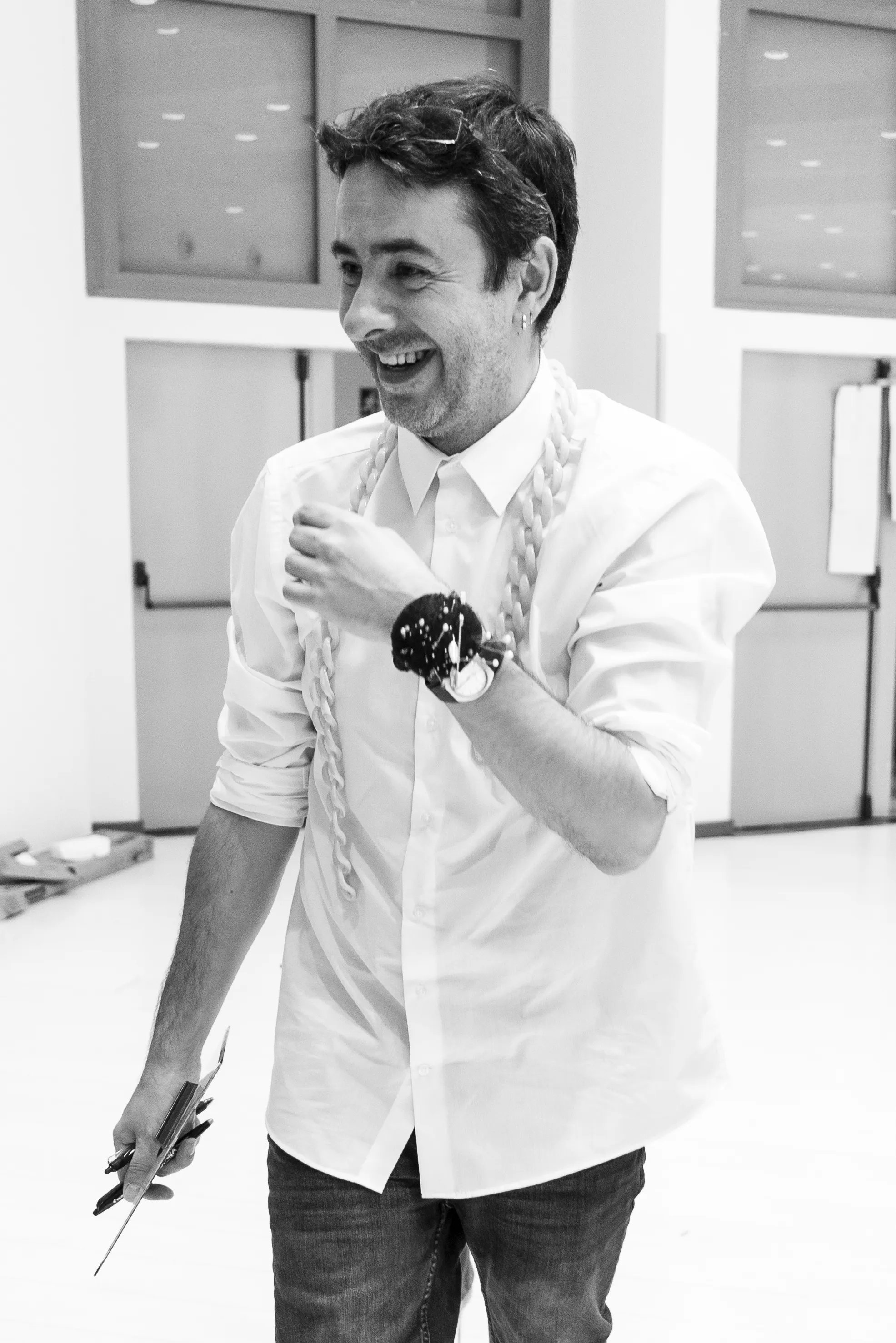 Cortando tela en el taller